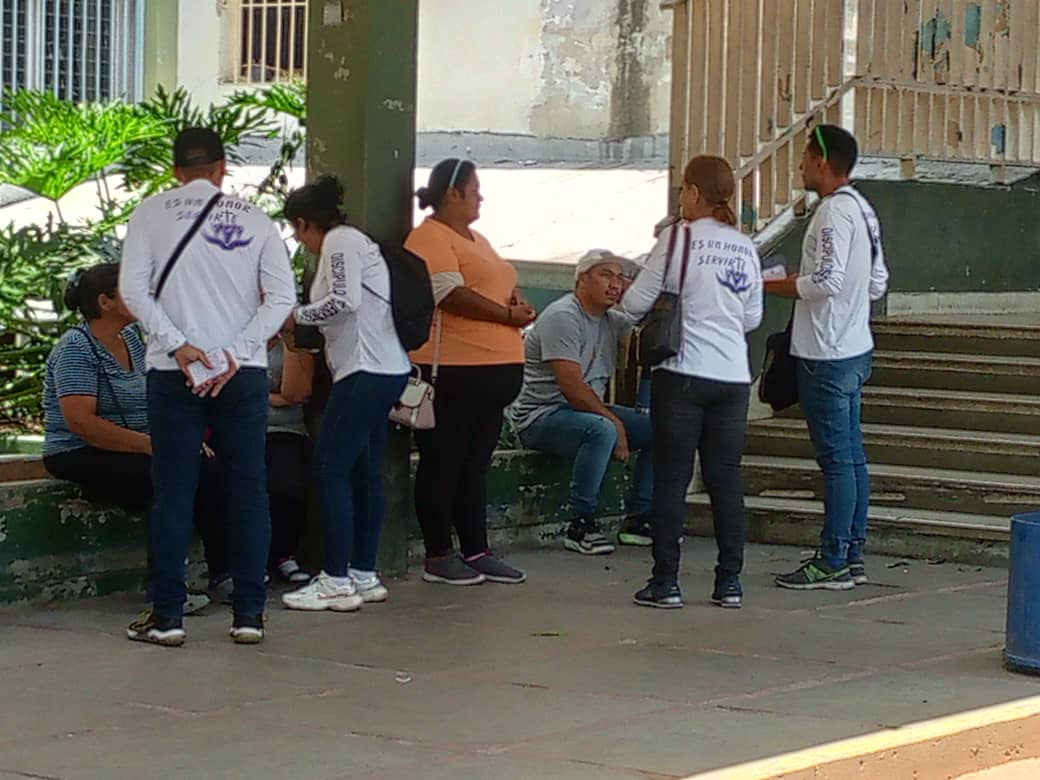 Equipo de evangelismo en las calles de la ciudad